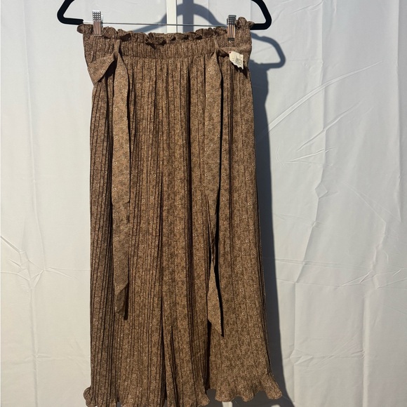 Brown Pleated Women's Pants Size M NWOT - Picture 1 of 5